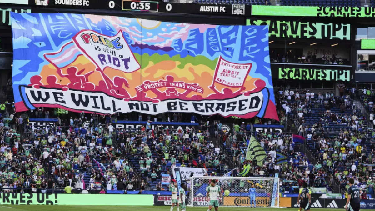 Los hinchas desvelan una pancarta para el Partido del Orgullo entre los Seattle Sounders y el Austin FC