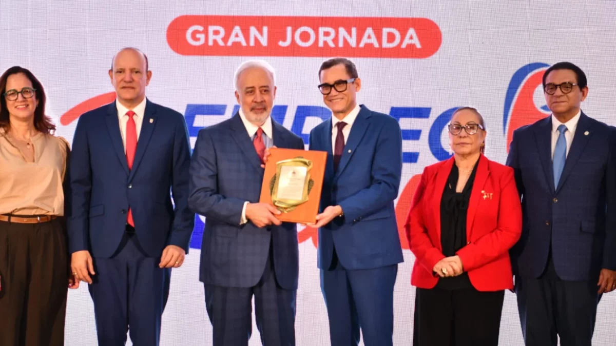 Eddy Olivares  reconoce al empresario Félix M. García.