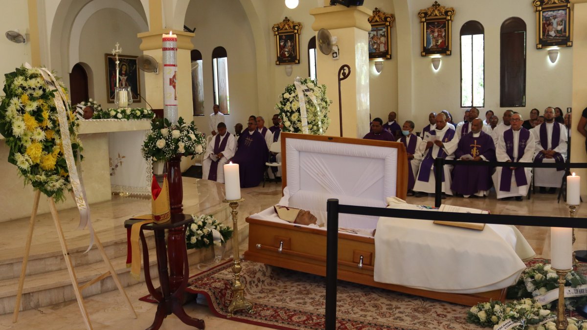 Sepultan restos de monseñor Rafael Leónidas Felipe Núñez