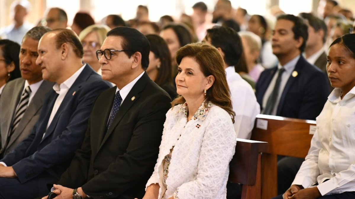 La vicepresidenta Raquel Peña participó en la presentación de las memorias 2024-2025 de la PUCMM.