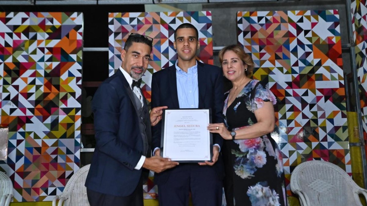 Joven artista autista se destaca en ART GABANGI 2025: Engel Segura es reconocido como Artista Emergente del Año