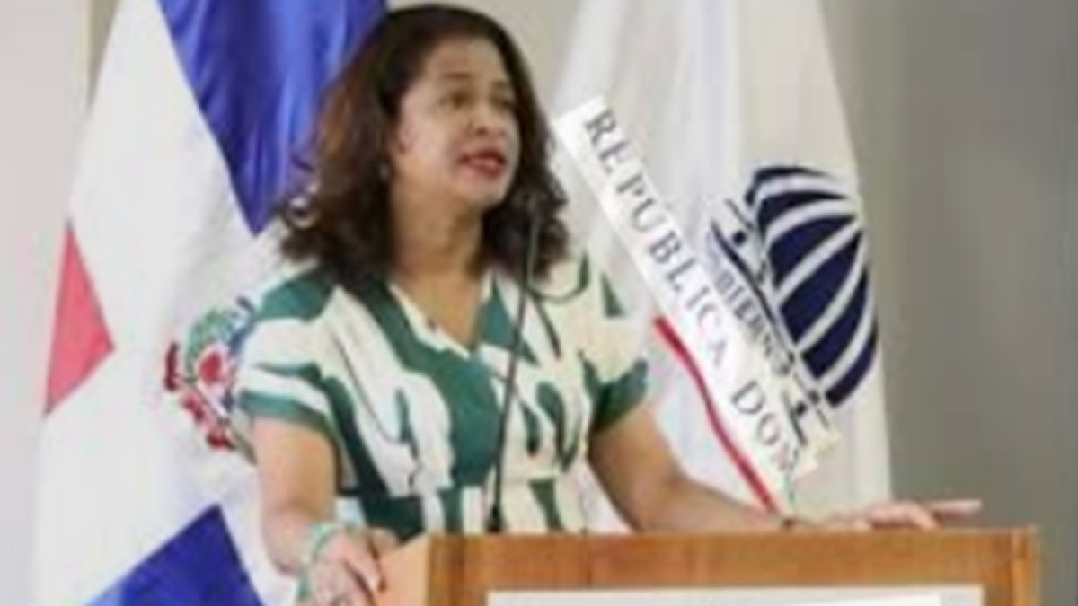 Paula Disla al hablar durante el encuentro