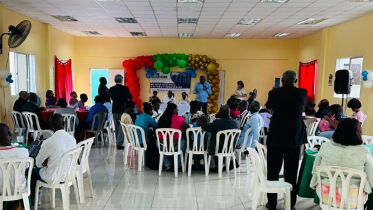 Activistas por los derechos de los migrantes en reunión.