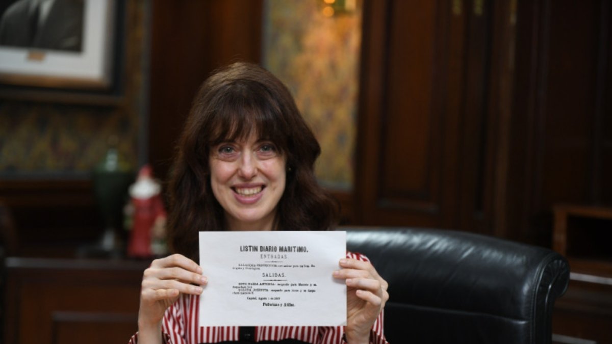 Escritora Irene Vallejo recibe de APEC título de doctora honoris causa.