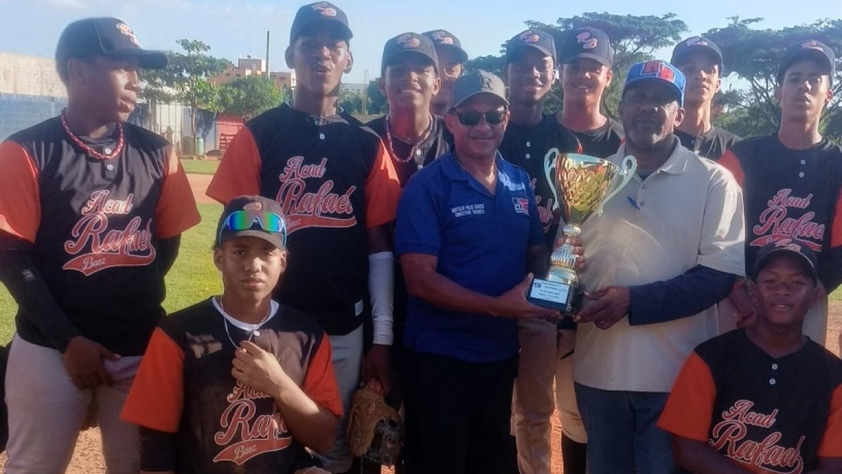 Mirtilio Feliz entrega la copa a Rafael Báez y jugadores