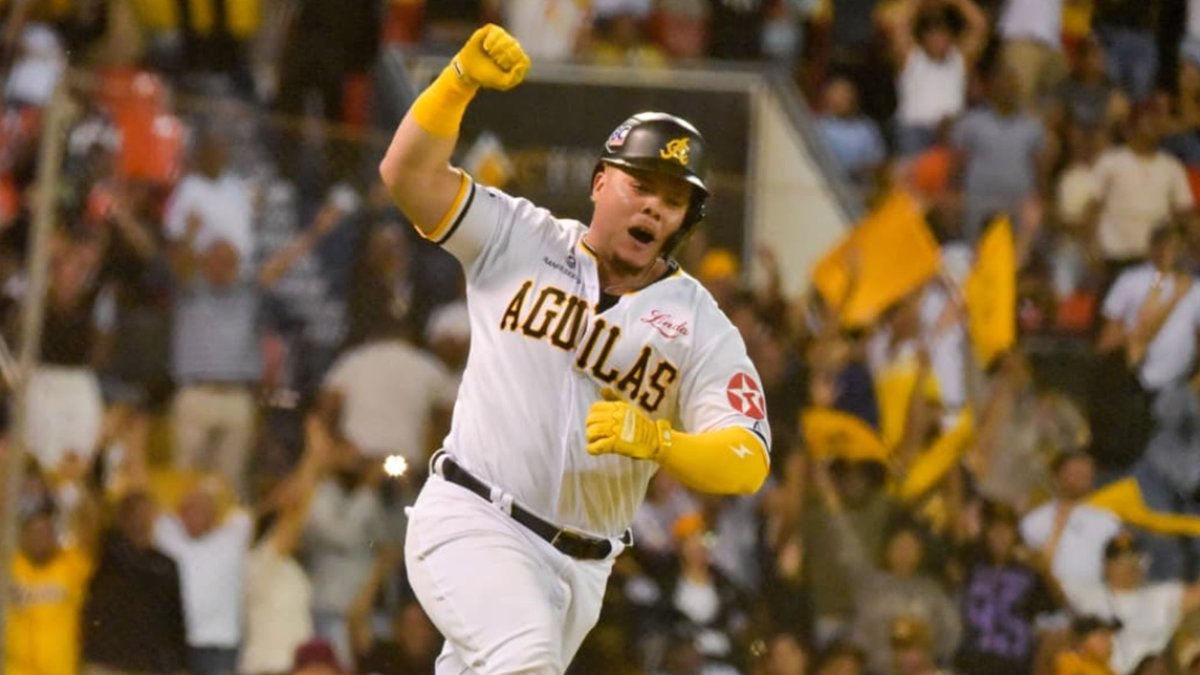 Julio Rodríguez celebra tras conectar su hit ganador