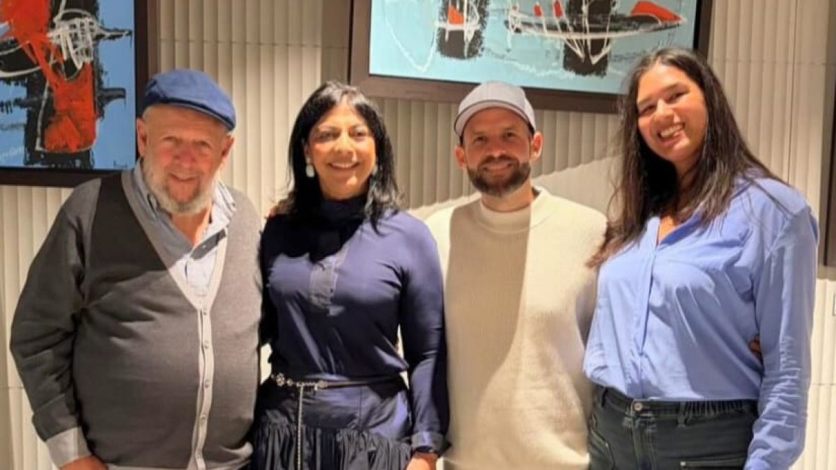Freddy Ginebra, Joseline Pujol, Celestino Esquerré y Julieta Prissell, durante la exhibición de Julieta Prissell en Berlín, Alemania.
