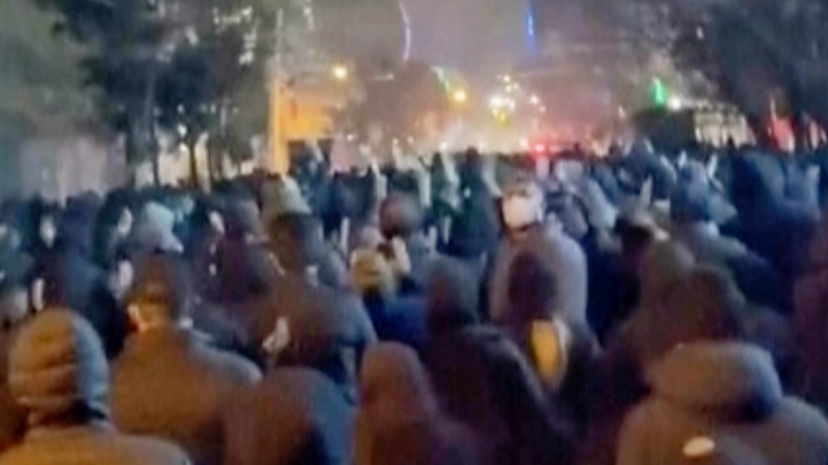 Multitud en una calle de Teherán, Irán.  AP