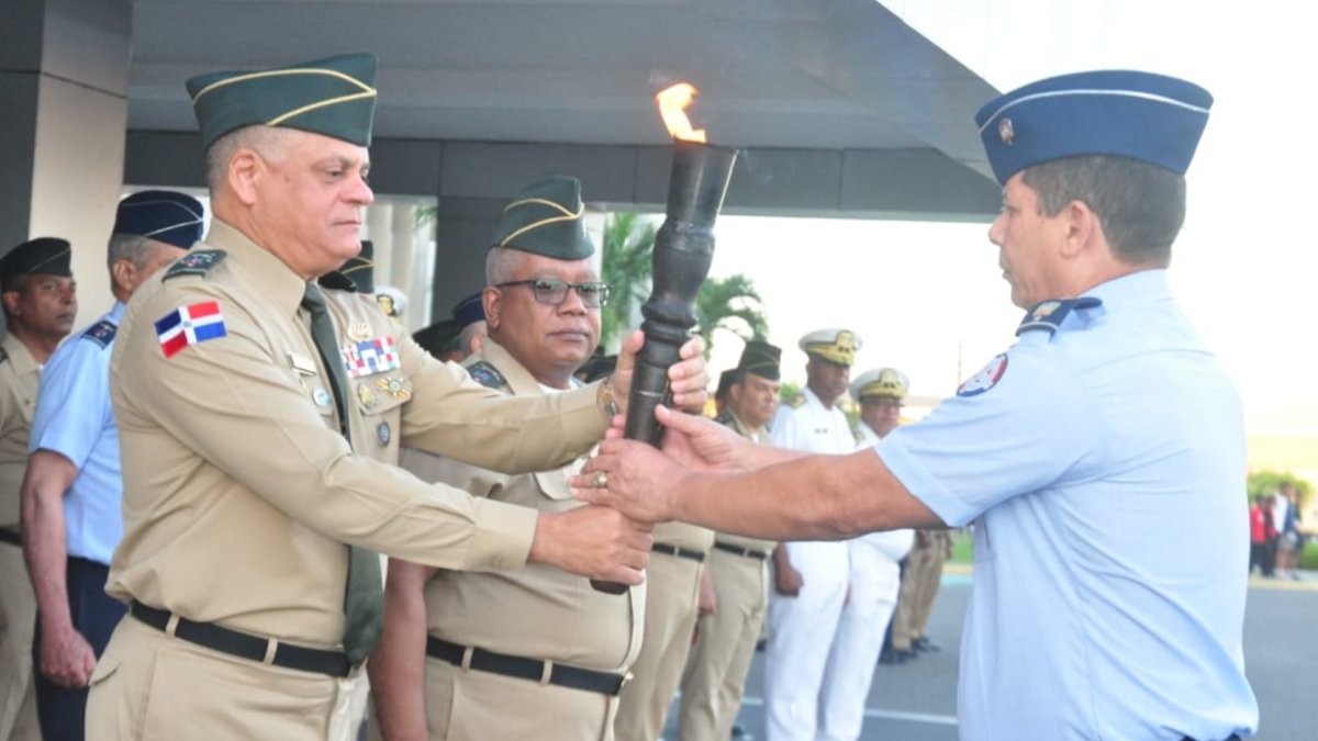 El teniente general Carlos Antonio Fernández Onofre, entrega al general Euler E. Sierra Pérez, FARD.