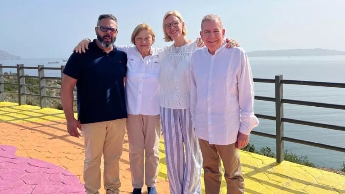 El líder opositor venezolano Edmundo González Urrutia (drcha.), junto a su esposa, Mercedes López (2ª izq.); su hija, Mariana González López; y su yerno, Rafael Tudares