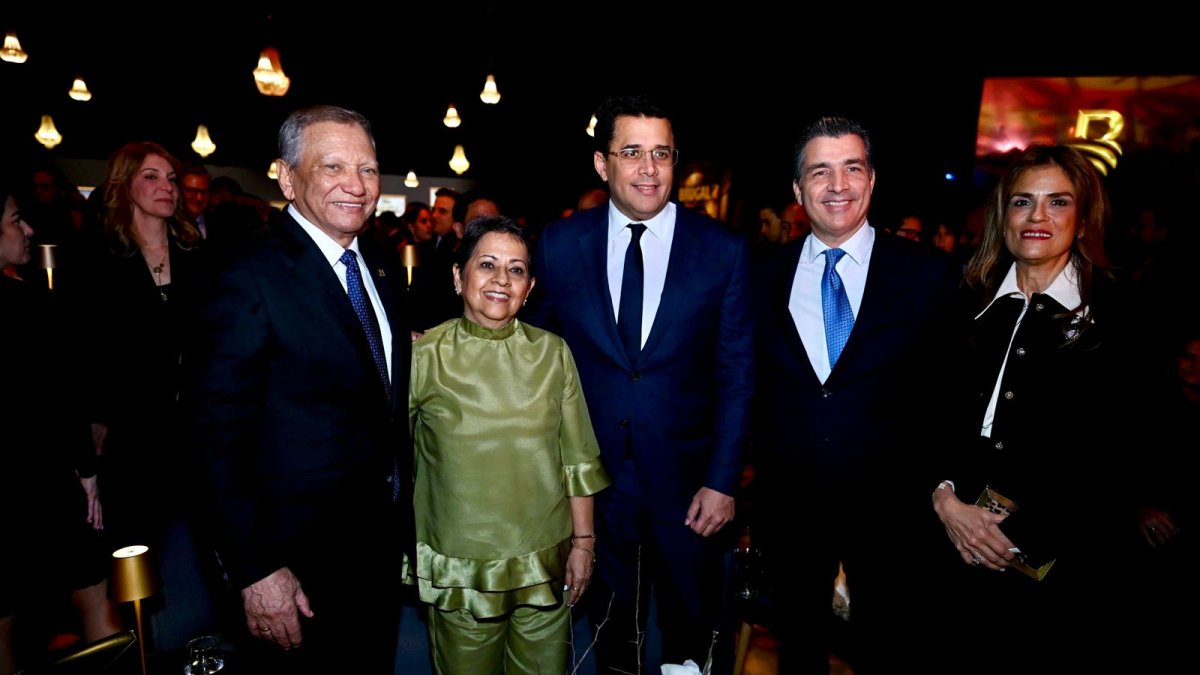 Doctor Leonardo Aguilera, presidente ejecutivo de Banreservas; doctora Carmen Alicia Quijano de Aguilera; David Collado, ministro de Turismo; Christopher Paniagua, presidente ejecutivo del Banco Popular; y Sandra Bisonó de Paniagua, durante el cóctel realizado por Banreservas en el marco de Fitur 2026.