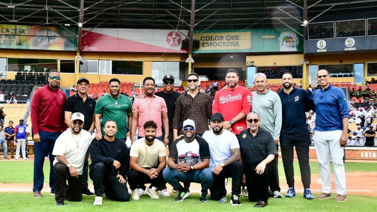 Juan Núñez y  Nelson Cruz,  junto a los ex jugadores Pedro Martínez, Tony Peña, Miguel Tejada, Luis Polonia,  Ezequier Durán, Alberto Castillo, Joaquín Benoit, Leury García y Victor García Sued, presidente de las Aguilas.