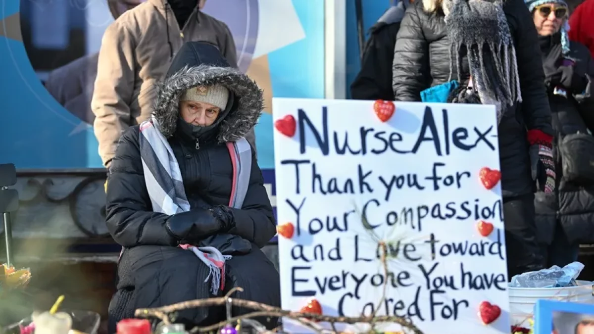 Una mujer rinde homenaje al enfermero Alex Pretti en un monumento improvisado en el sur de Mineápolis, Minnesota, EE. UU.,. EFE/EPA/Craig Lassig