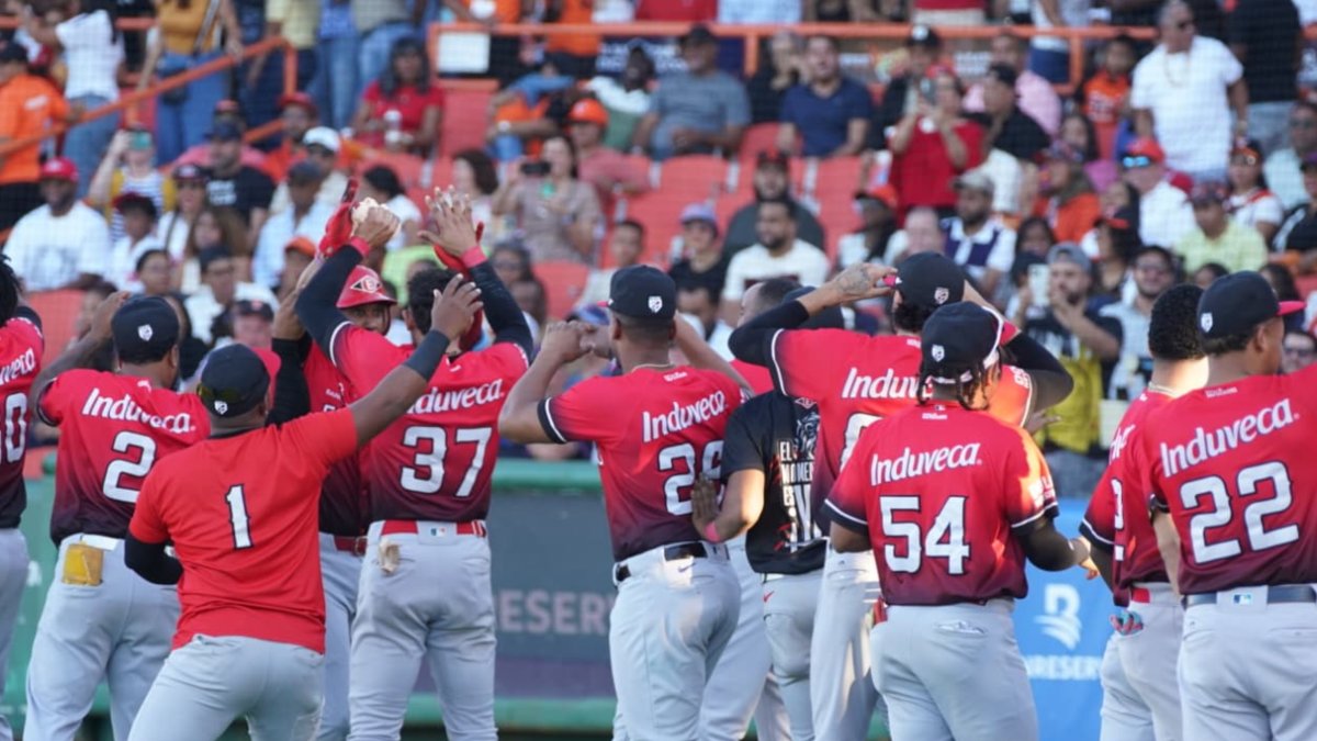 Alcídes Escobar es recibido por sus compañeros luego de poner arriba a los Leones en el segundo acto ante los Toros. (Hoy/Manolito Jiménez)