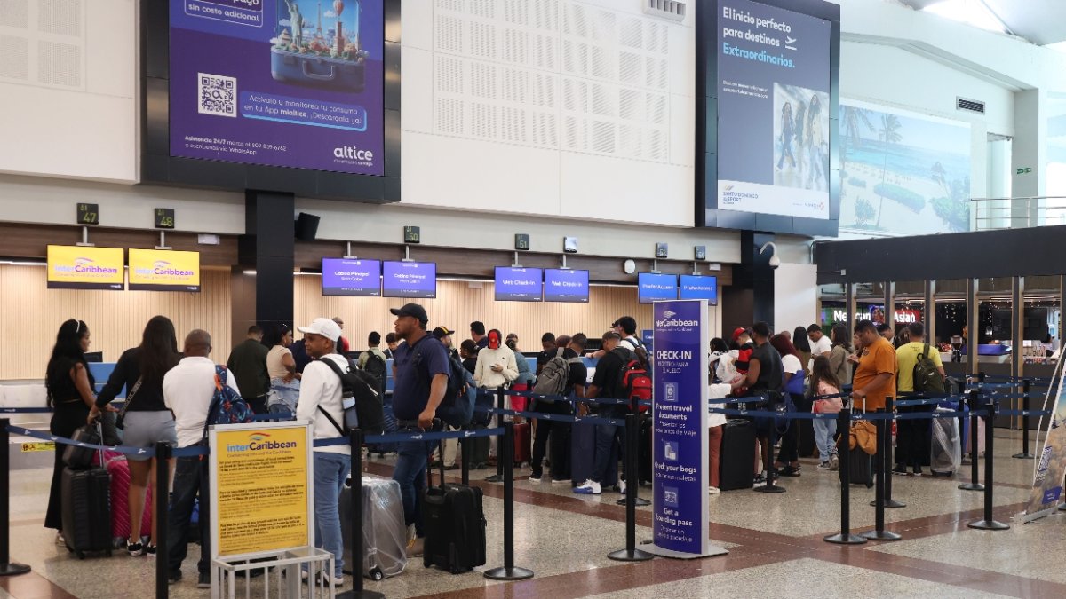 Largas filas de pasajeros con vuelos reprogramados. Fotógrafo alexis monegro.