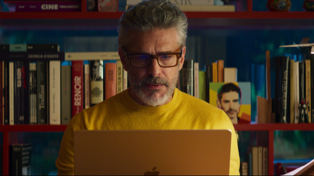 Potentes imágenes e intensos diálogos en el tráiler de 'Amarga Navidad' de Almodóvar