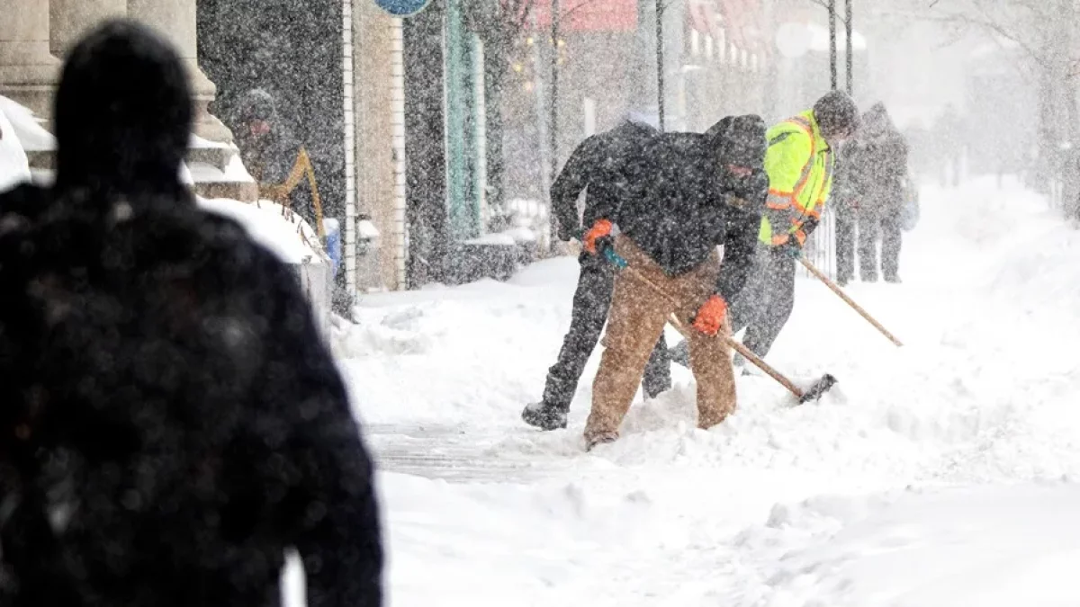 Personas retiran nieve de una acera, el 25 de enero de 2026, en Toronto (Canadá). EFE