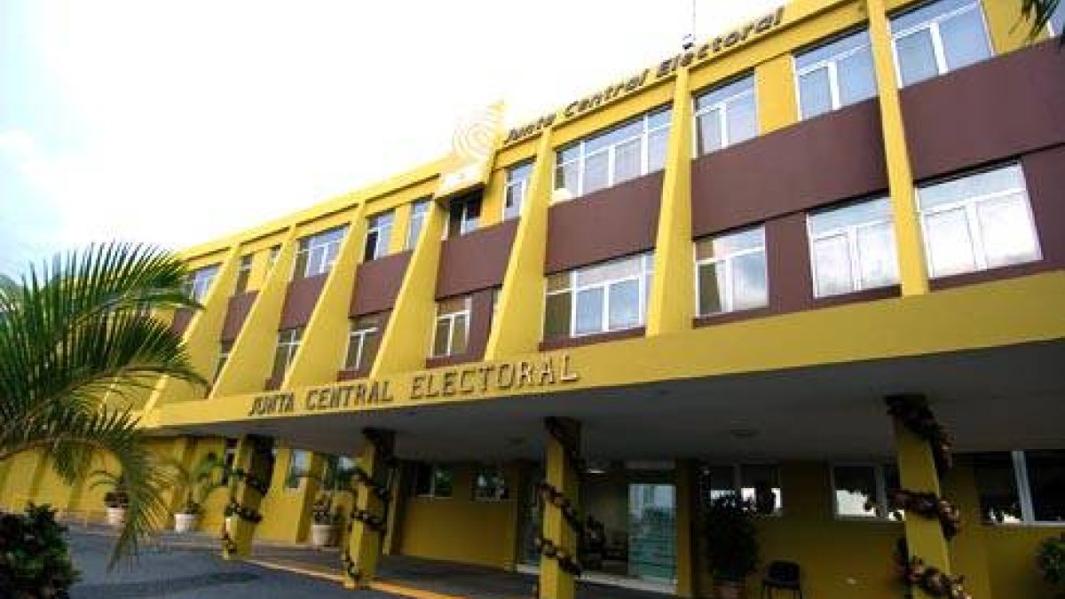 JCE instala equipos para el simulacro nacional del voto automatizado