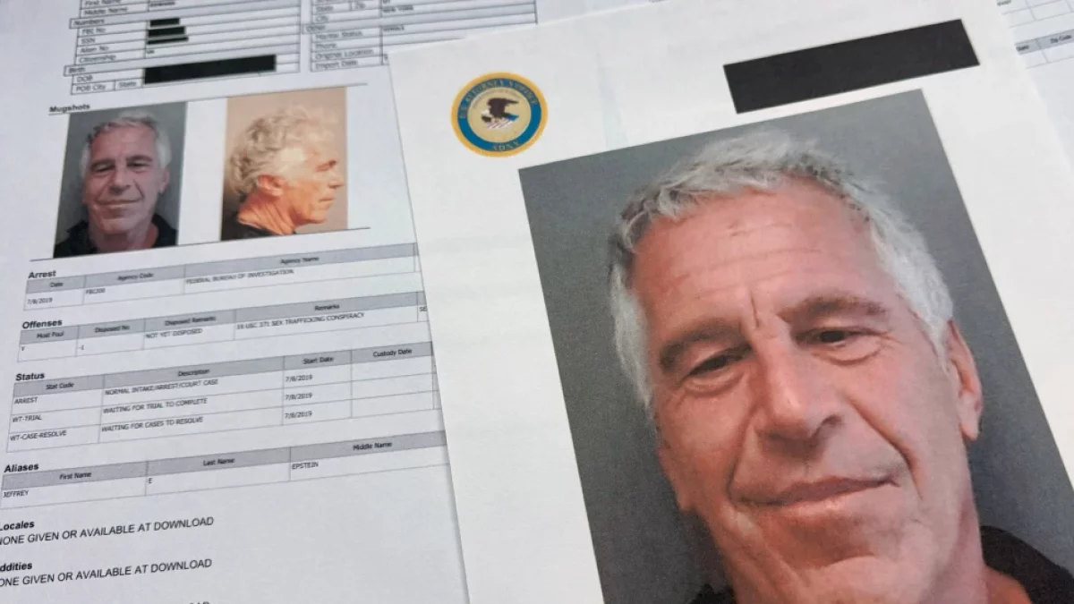 Foto tomada el 2 de enero del 2026 de documentos que el Departamento de Justicia publicó sobre Jeffrey Epstein.