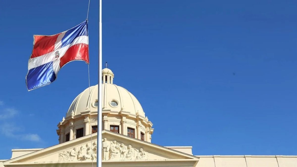 En el Decreto destaca las cualidades de Ramón Alburquerque como político.