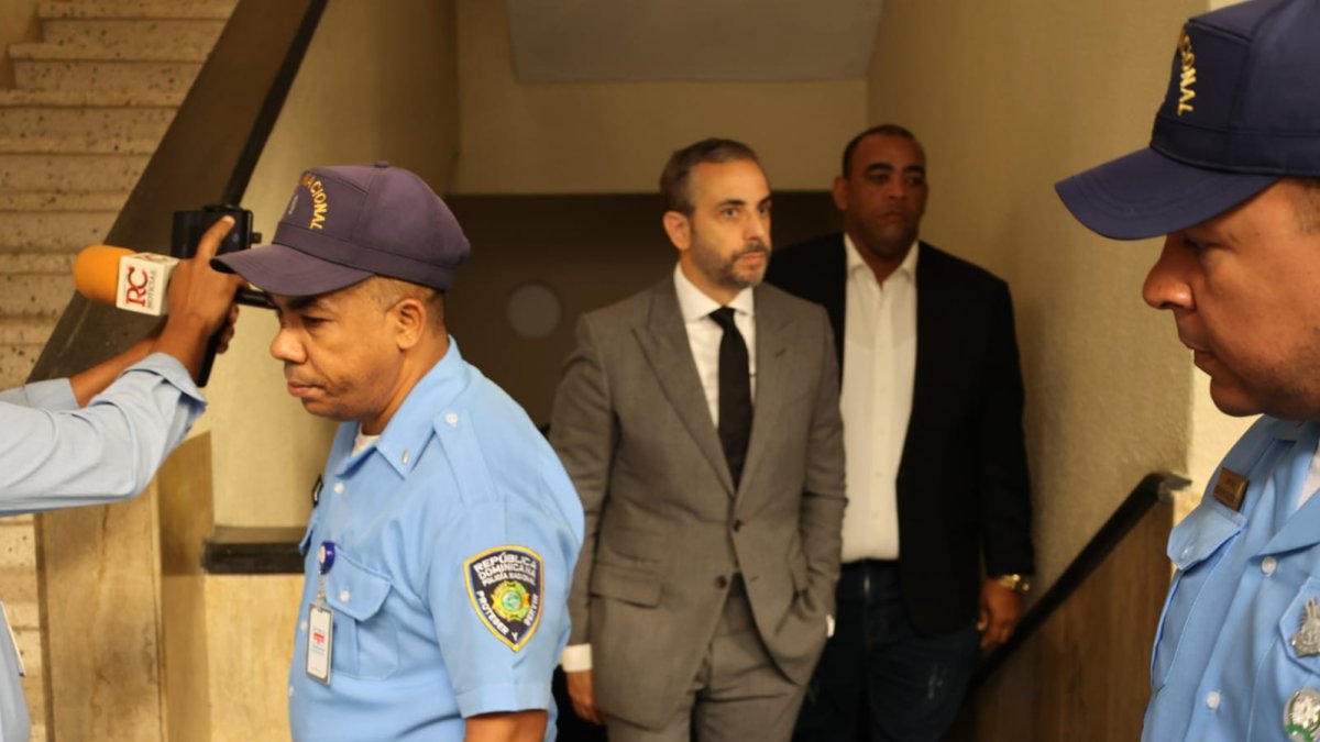 Antonio Espaillat llegando al juzgado