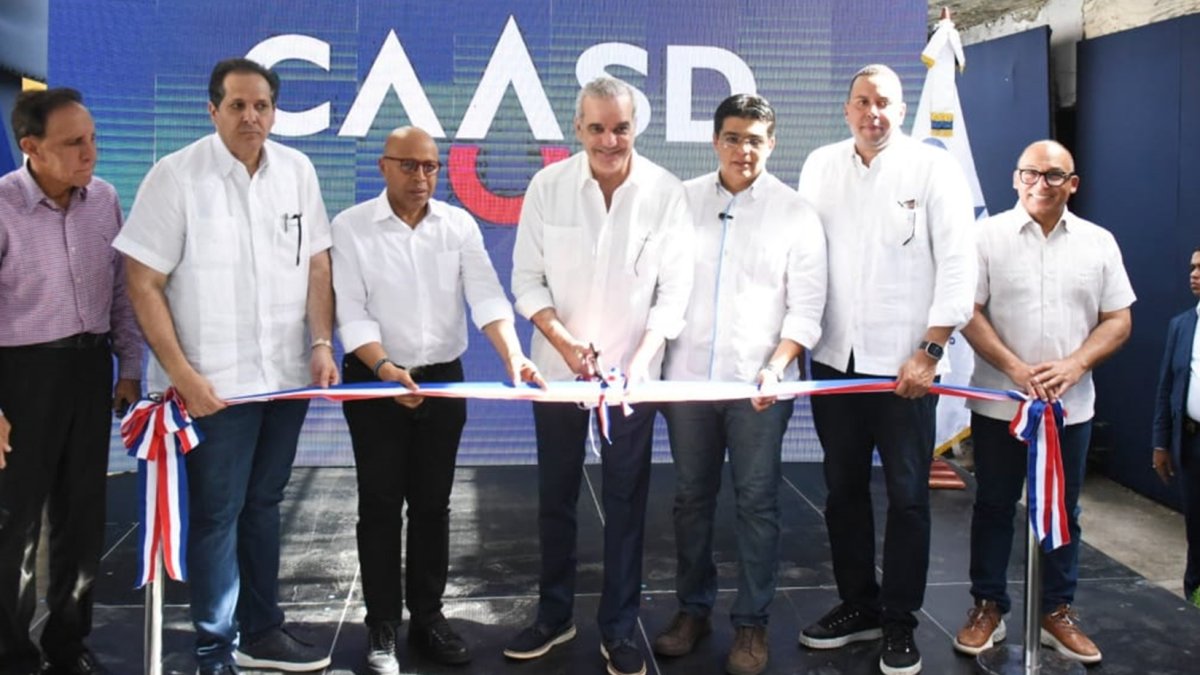 El presidente Luis Abinader, junto al director general de la Corporación del Acueducto y Alcantarillado de Santo Domingo (CAASD).