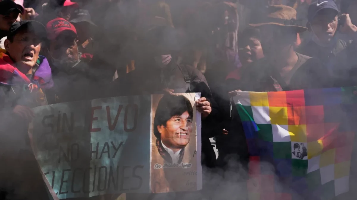 Simpatizantes sostienen un cartel con la imagen del expresidente Evo Morales y un mensaje que dice “Sin Evo, no hay elecciones”, durante una protesta para exigir su candidatura.