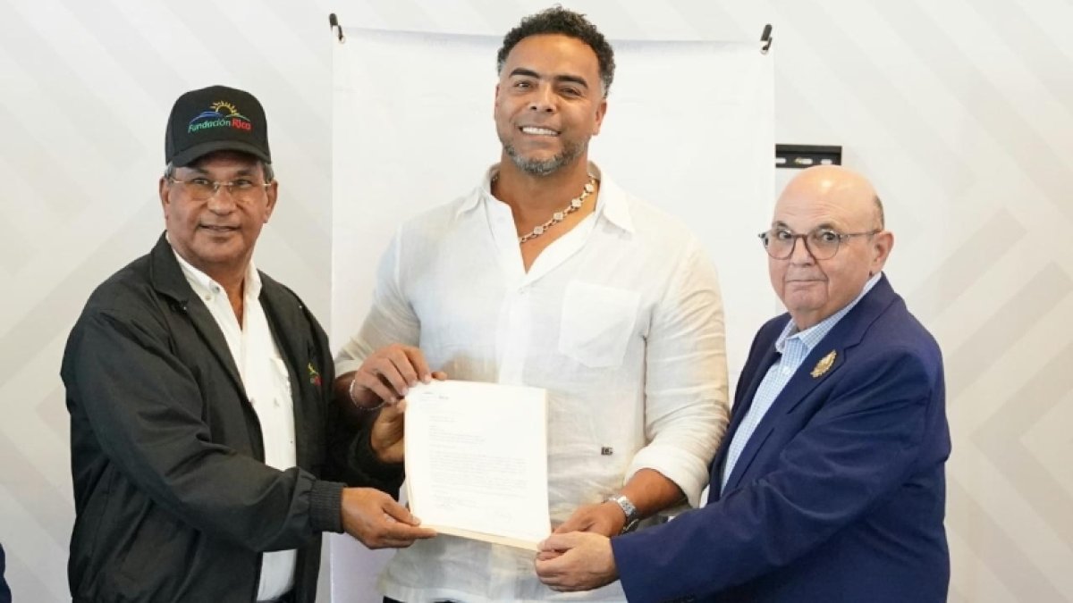 Nelson Cruz recibe de Braulio Brache Álvarez y Wenceslao Soto