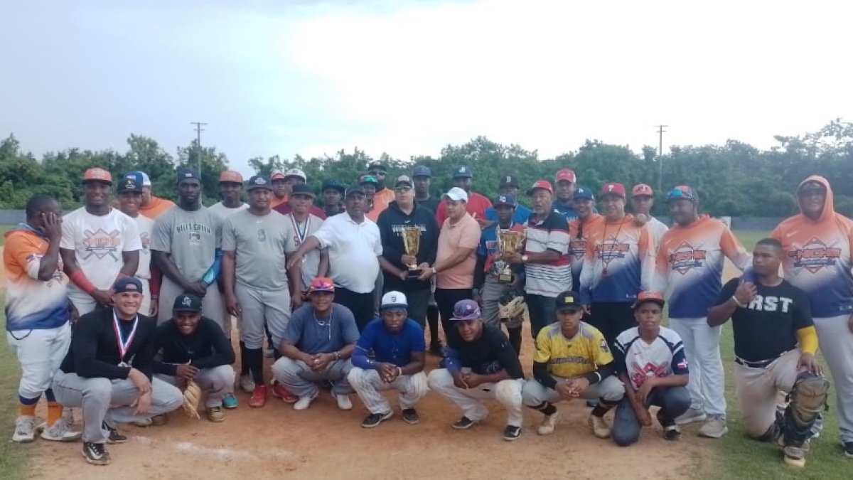 Luisito Mercedes (c) entrega a la copa a Cristian Batista