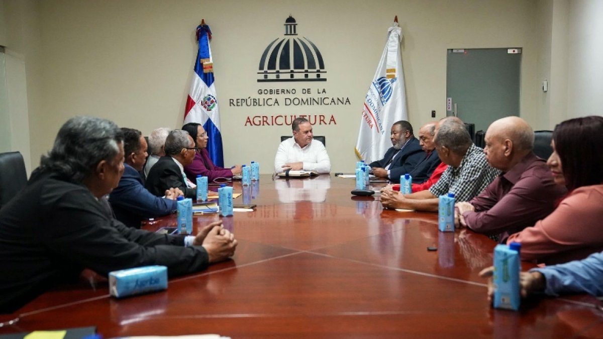 El ministro Oliverio Espaillat en reunión con comerciantes.
