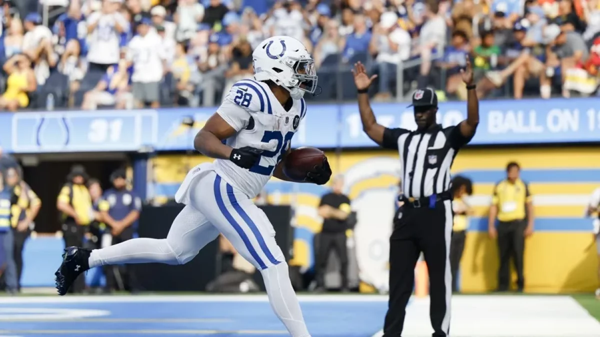 Fotografía de archivo de dos jugador de la NFL que recorren un campo de fútbol americano. EFE/Erik S. Lesser