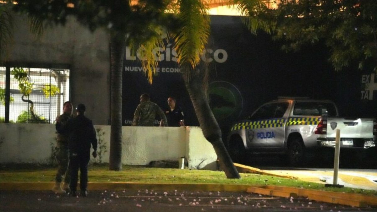 La joven cayó desde el cuarto nivel de Ágora al área de parques que pertenece a Aduanas.