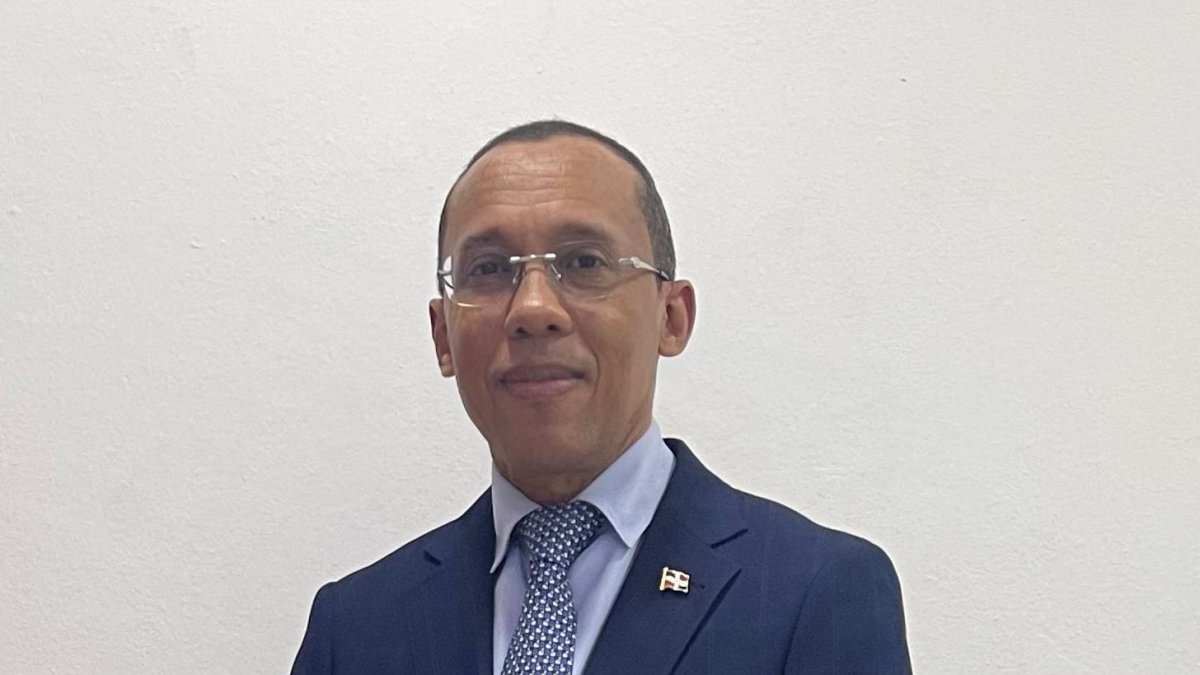 El nuevo contralor ha trabajado en el sector público por mas de 24 años.