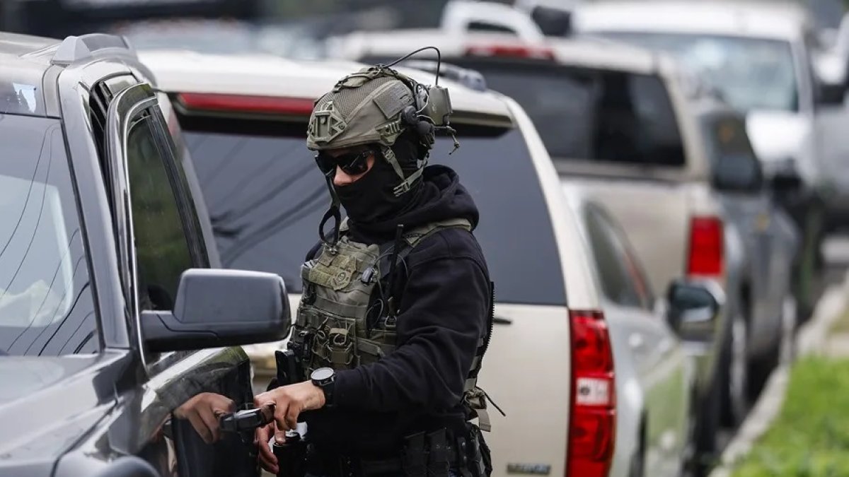 Jueza bloquea ley de California sobre uso de pasamontañas por agentes migratorios