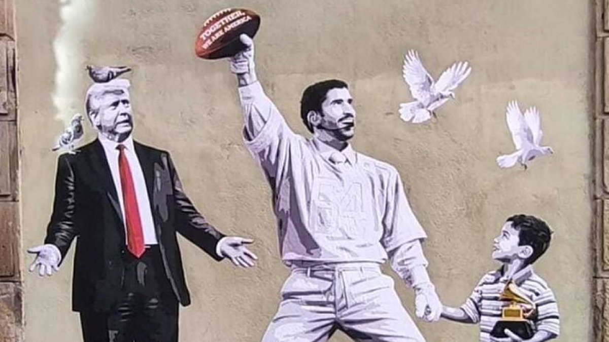 Un grafiti de Bad Bunny en el centro de Barcelona reivindica la paz frente a Trump