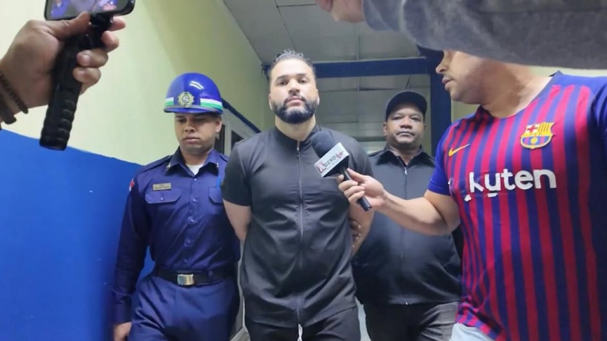 Momento cuando era dejado bajo arresto el medico acusado de violación contra una joven de nacionalidad haitiana, en el municipio de Las Guaranas.