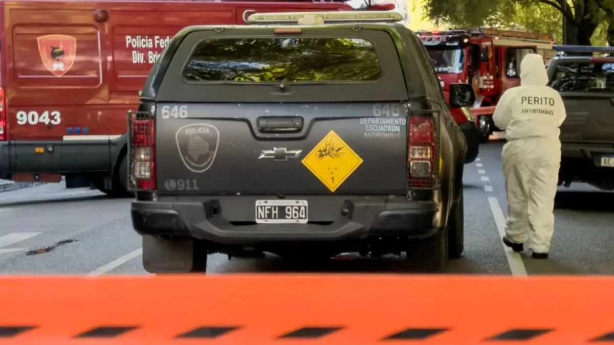 Un perito antibombas custodia tras la explosión de un paquete bomba en la sede de la Escuela Superior de Gendarmería argentina este viernes