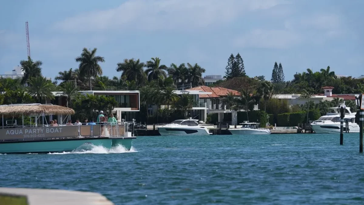 Fotografía que muestra una embarcación pasando frente a las mansiones de la exclusiva zona de Bal Harbour, en el condado de Miami-Dade, Florida (EE.UU). EFE/ Alberto Boal