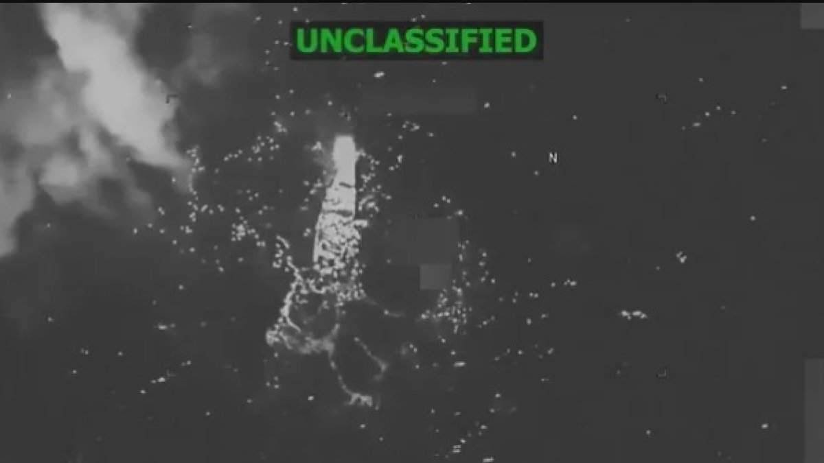 Captura de video del Comando Sur de Estados Unidos que muestra una lancha presuntamente de narcotraficantes atacada por fuerzas estadounidenses, en aguas del Caribe. 