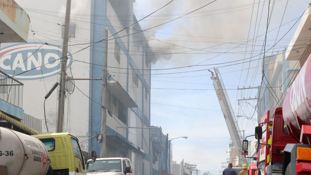 Incendio arrasa tienda Garrido en la avenida Duarte