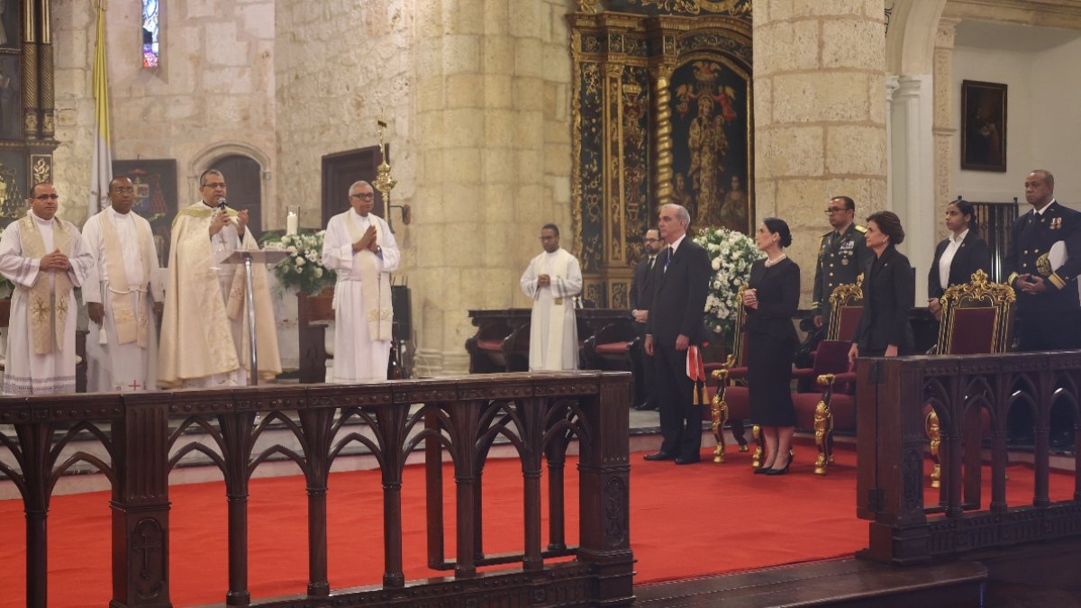 Arzobispo coadjutor Carlos Morel Diplán saludan al presidente  Luis Abinader y a sus acompañantes, recibidos con honores presidenciales, de 21 salvas.  Hoy/arlenis Castillo.
