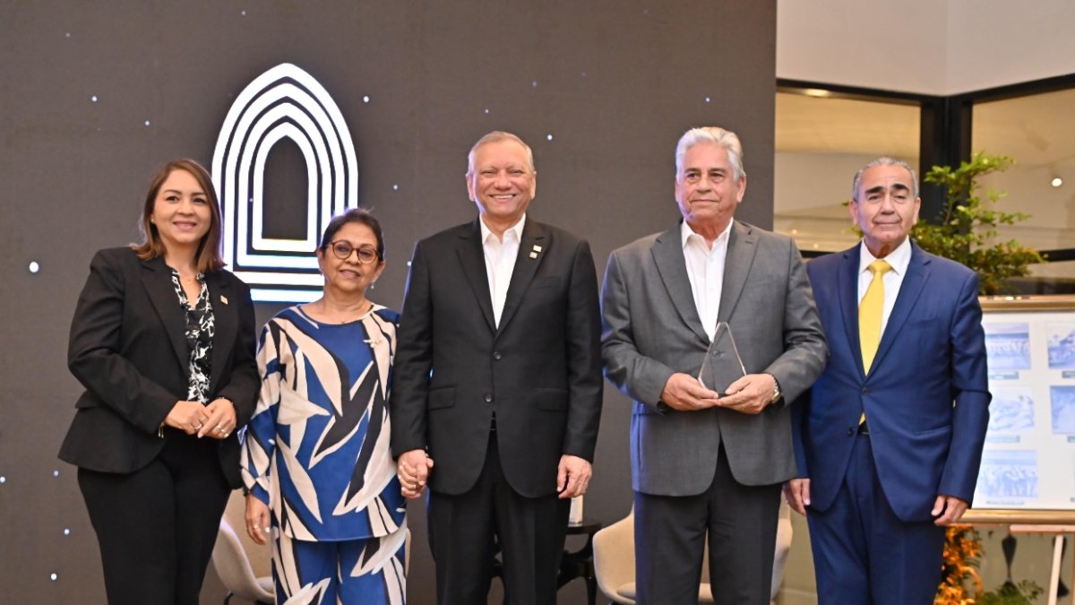 Gladialisa Peryra, Carmen Quijano, Leonardo Aguilera, presidente de Banreservas, Winston Chilote Llenas y Víctor García, presidente de las Aguilas Cibaeñas.