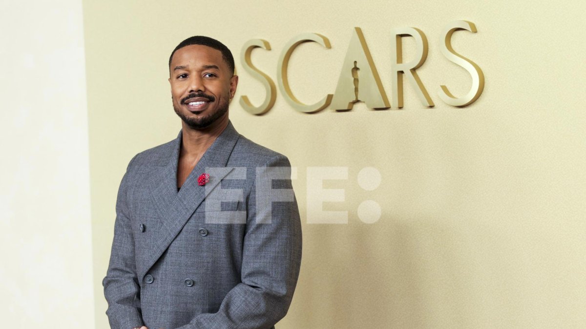 CTX01. BOGOTÁ (COLOMBIA), 07/03/2026.- Fotografía que muestra al actor Michael B. Jordan posando durante el almuerzo de los nominados a los Óscar en Beverly Hills (EE.UU.). El más reciente triunfo de Jordan en los premios del Sindicato de Actores de Hollywood por 'Sinners' ha estrechado la contienda al Óscar como mejor actor, con Timothée Chalamet a la espera de recibir su primera estatuilla por 'Marty Supreme' y la novedad en esa categoría del brasileño Wagner Moura por 'O Agente Secreto'. EFE/ Chris Torres/ ARCHIVO