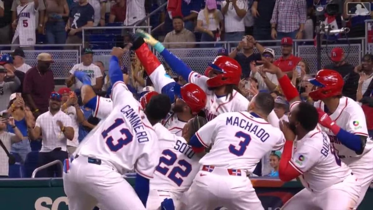 Jugadores de la selección de República Dominicana celebran después de vencer a Holanda por la vía del nocaut en el Clásico Mundial de Béisbol.