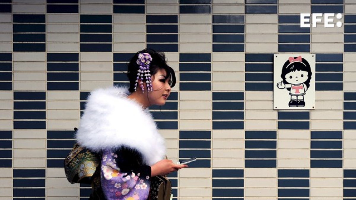 Una japonesa con su teléfono móvil.