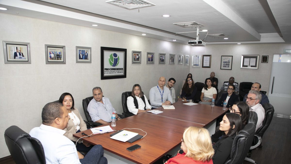El director ejecutivo de Pro Consumidor, Eddy Alcántara, en la reunión que sostuvo con represenantes de las principales cadenas de supermercados del país