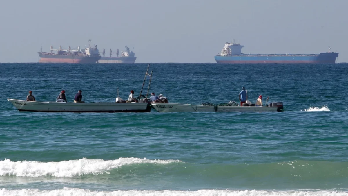 Pescadores trabajan frente a buques tanque al sur del estrecho de Ormuz, el 19 de enero de 2012, frente a la ciudad de Ras Al Khaimah, Emiratos Árabes Unidos. (AP Foto/Kamran Jebreili, archivo)