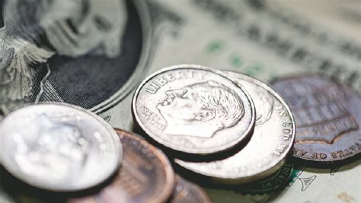 La nueva moneda de diez centavos de Estados Unidos acuñada como parte de una serie especial con motivo del 250 aniversario de la independencia, que se celebra el próximo 4 de juli