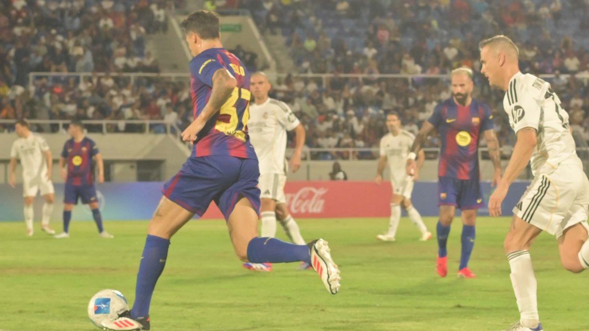 Durante 80 minutos, los jugadores del Real Madrid y FC Barcelona dieron muestra de sus habilidades, Al fondo, el gran público que asistió.