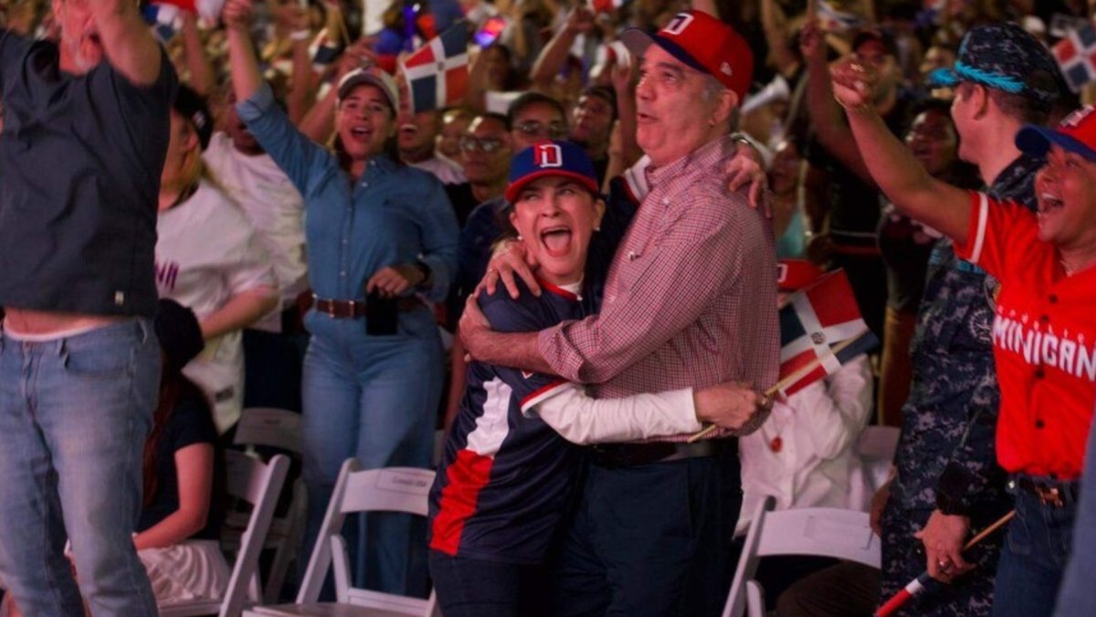 El presidente Luis Abinader y Carolina Mejía se dan un efusivo abrazo, tras llegada del mandatario a la Plaza Santo Domingo